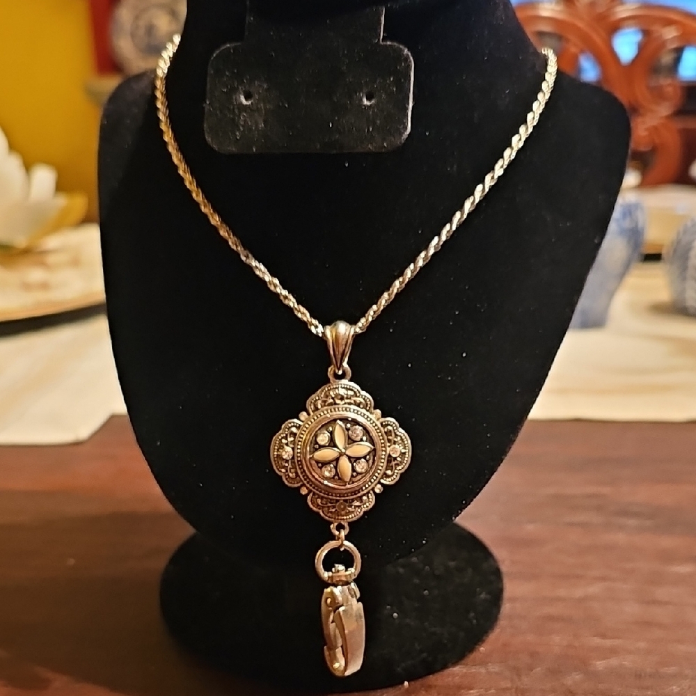 Ginger Snap Silver Tone Pendant Necklace Medallion Badge Holder Work 33 Inches